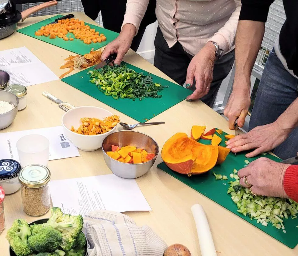 Atelier cuisine anti-gaspi Sauveurs de Saveurs — participants en train de cuisiner